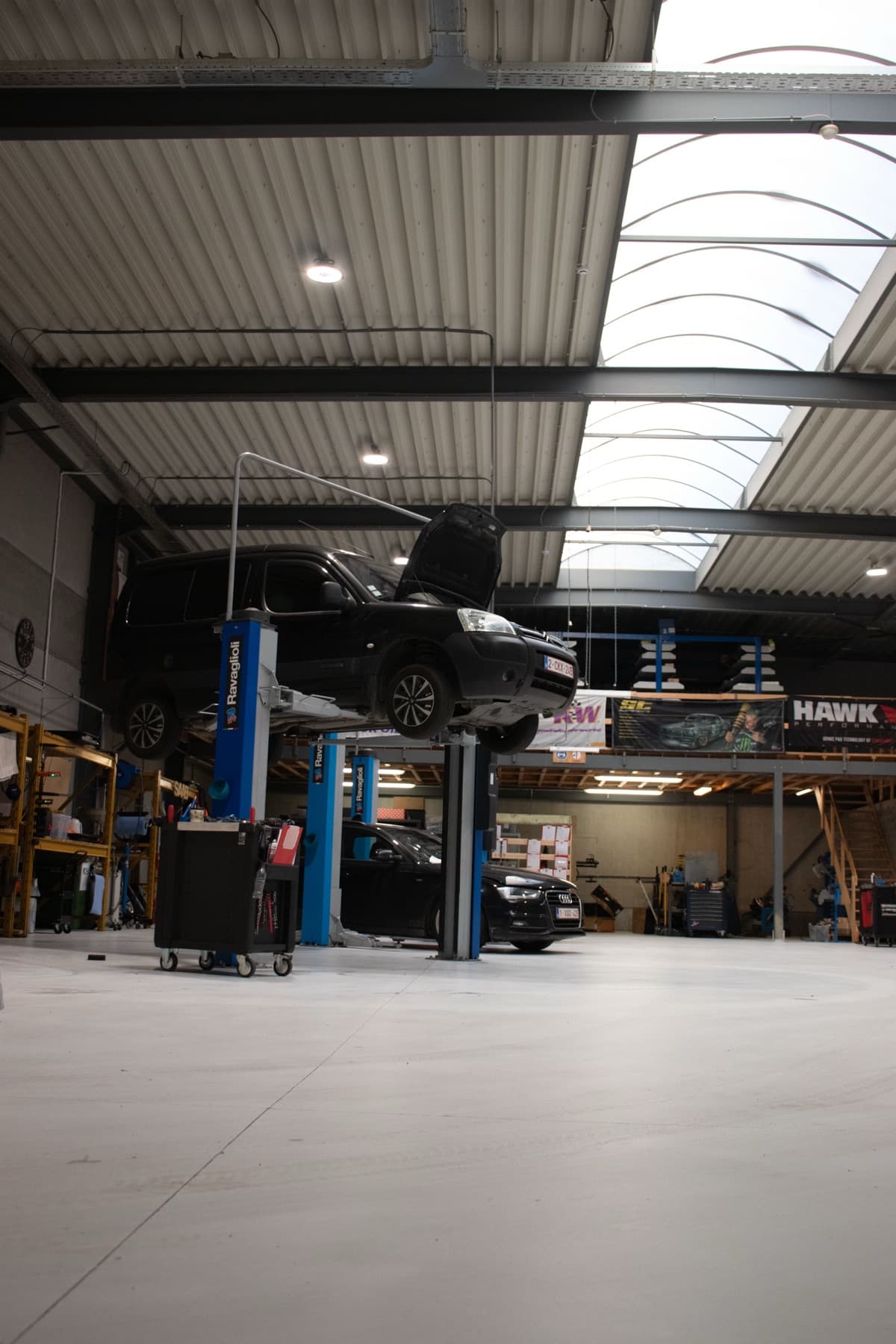 Overzicht van de werkplaats van Raccoon Motors