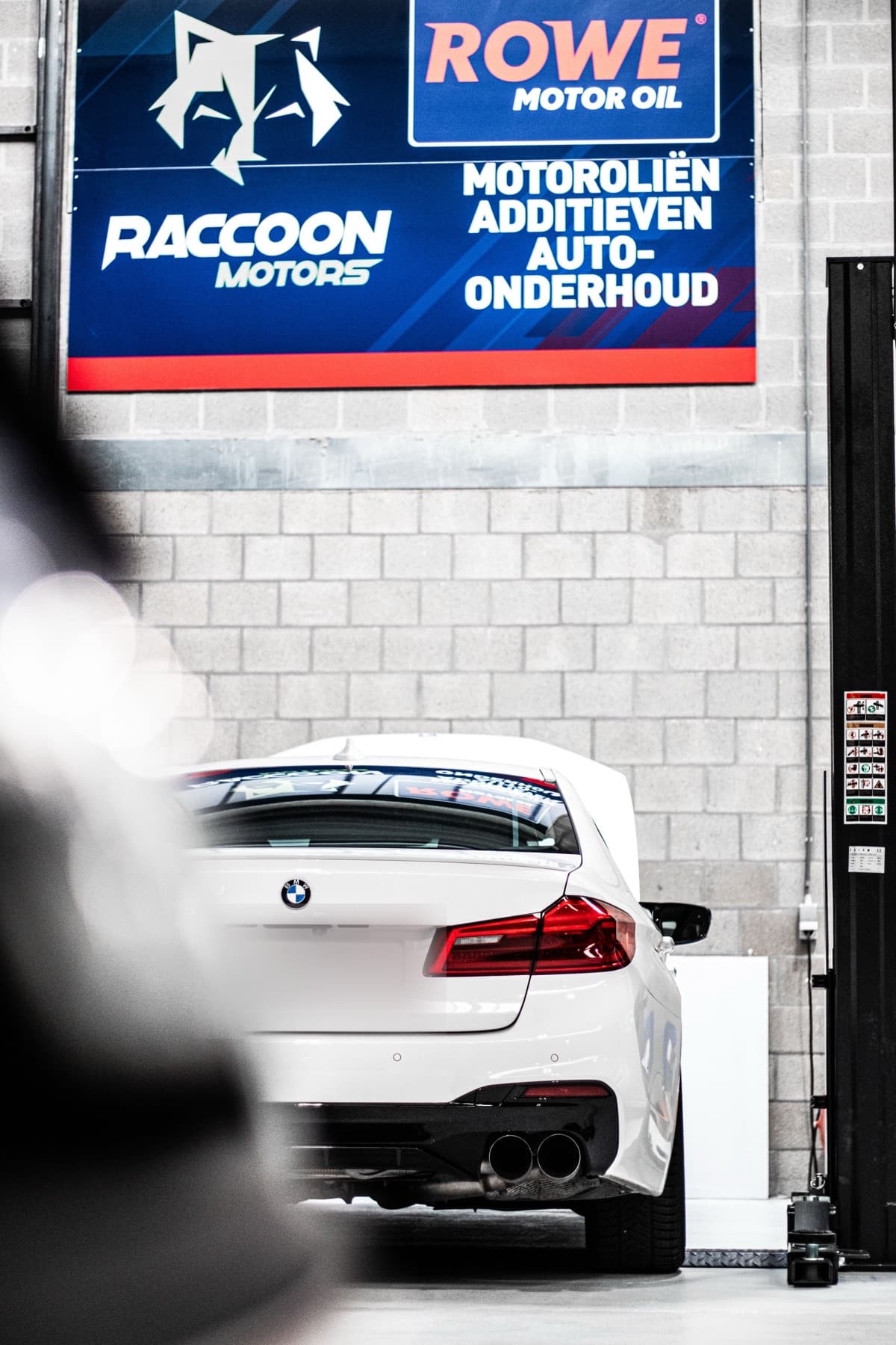 Een BMW M5 in de werkplaats van Raccoon Motors