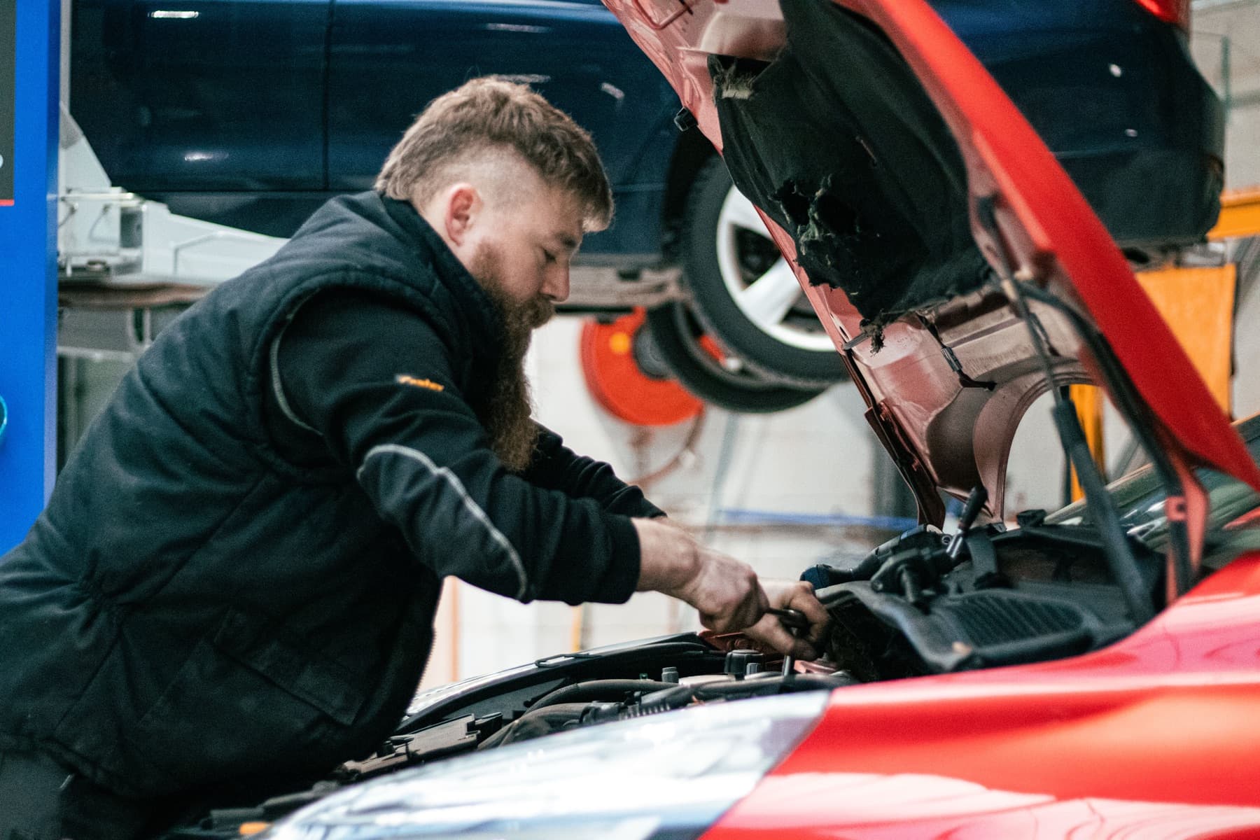 Technieker werkt aan de motor van een wagen